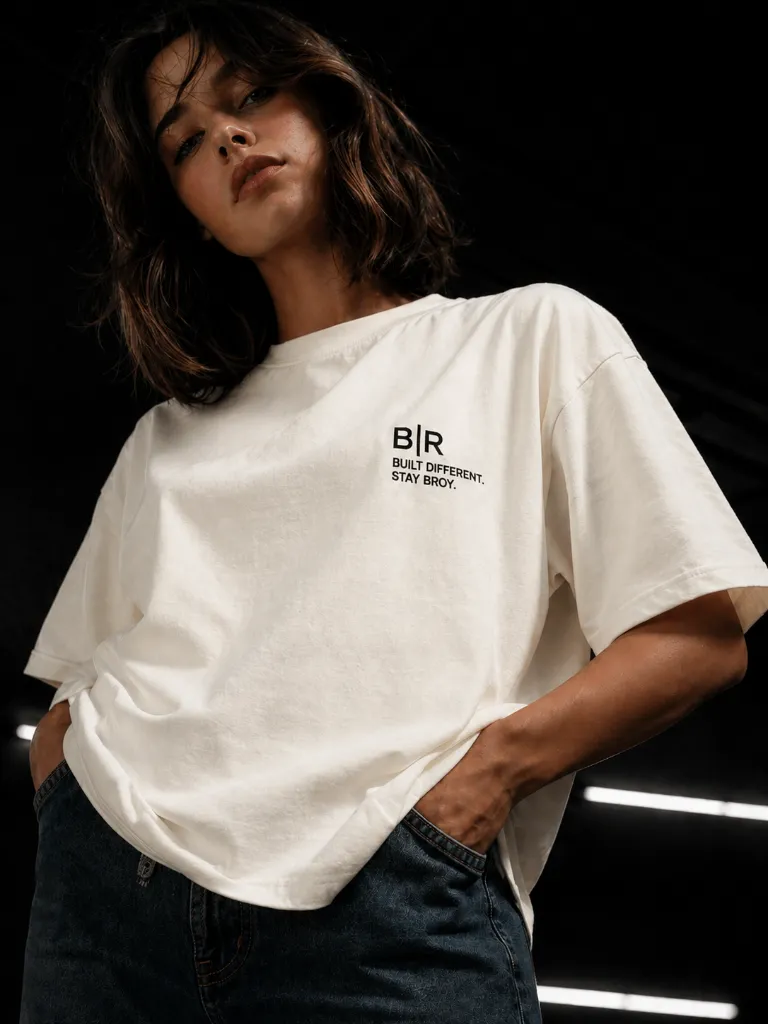 T-shirt oversize Built Different.webp